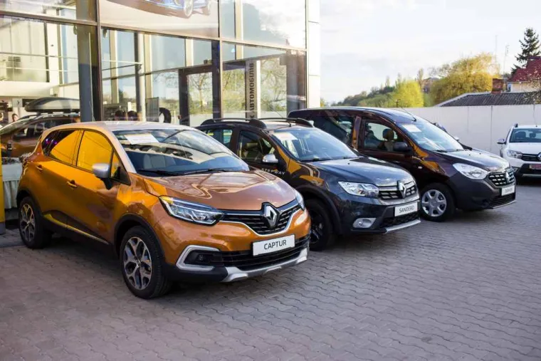 Réparation de jantes alu sur véhicule utilitaire d'occasion Renault, Le Luc, L'atelier Auto