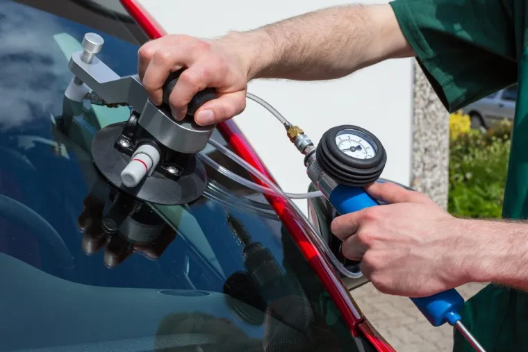 Réparation de pare-brise fissuré et rayé sur citadine, Le Luc, L'atelier Auto